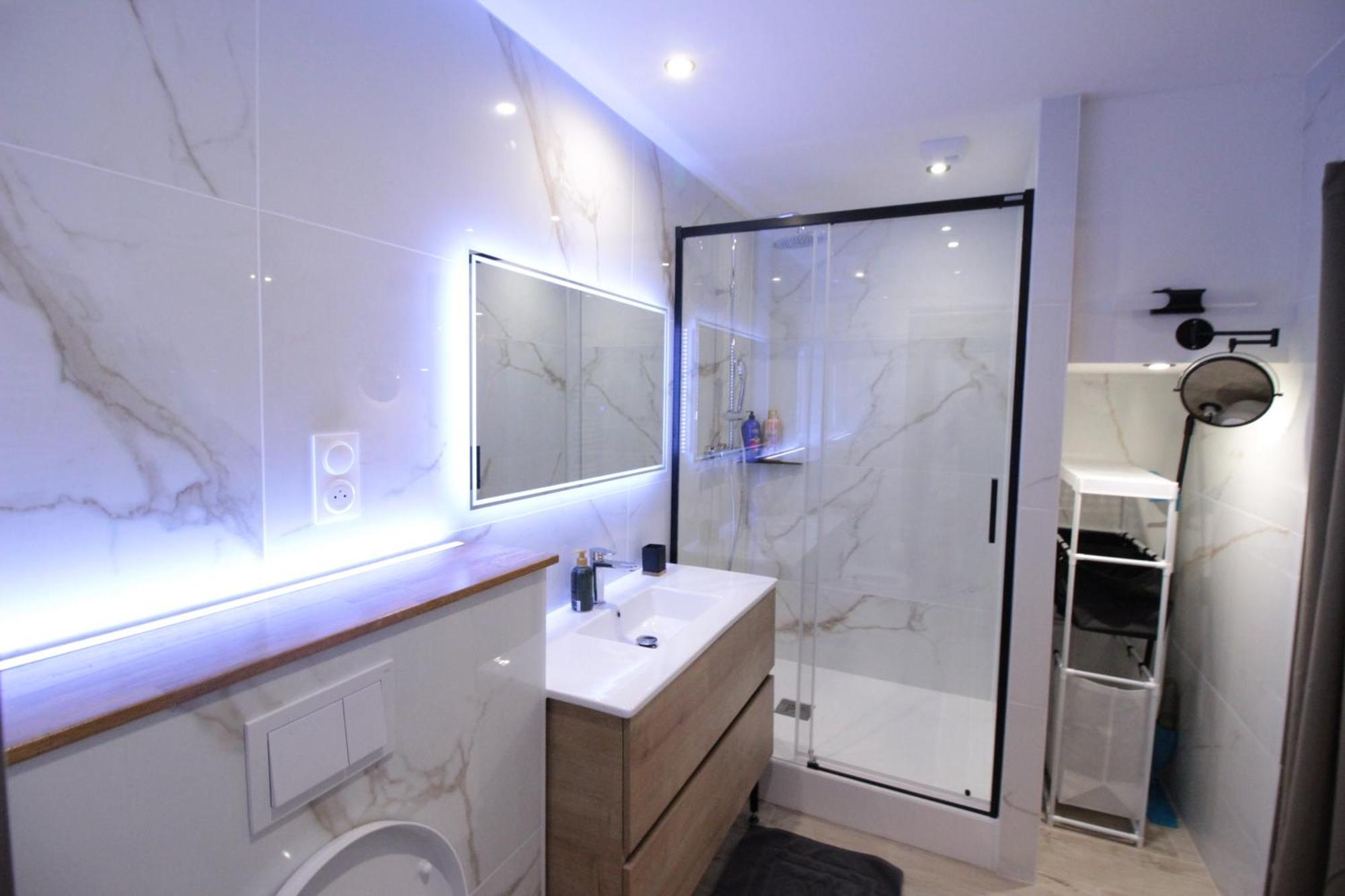 Luxury Studio, Rez De Chaussee, Parking Prive Video Surveillance, Canape Haute Qualite Convertible Couchage 2 Personnes, Centre Ville Proche, Restaurant, Boulangerie 2 Minutes A Pied, Terrasse - 800Metre Carre De Terrain - Gere Par Presta-Zen'Service 베르됭쉬르뫼즈 외부 사진