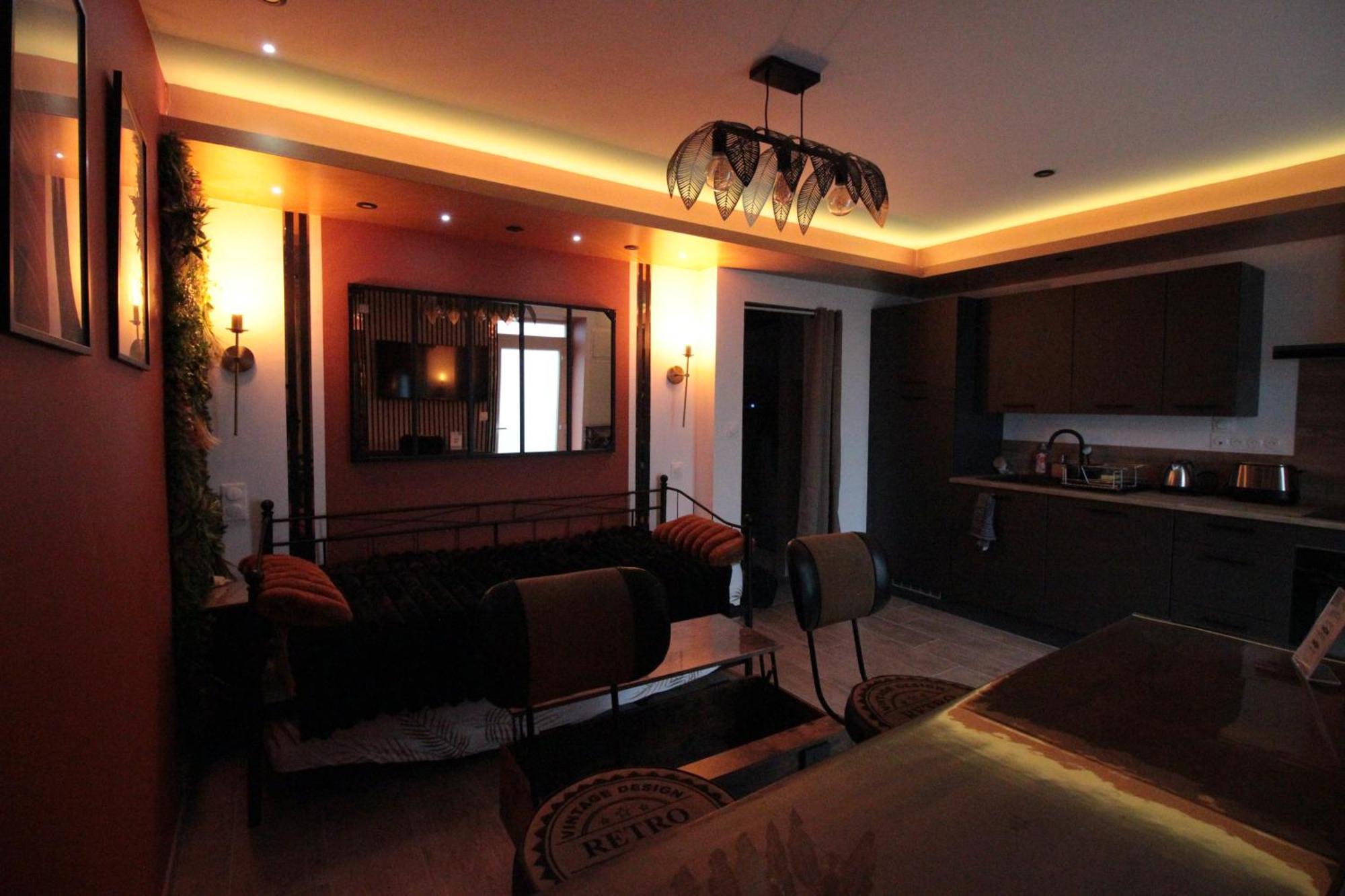 Luxury Studio, Rez De Chaussee, Parking Prive Video Surveillance, Canape Haute Qualite Convertible Couchage 2 Personnes, Centre Ville Proche, Restaurant, Boulangerie 2 Minutes A Pied, Terrasse - 800Metre Carre De Terrain - Gere Par Presta-Zen'Service 베르됭쉬르뫼즈 외부 사진