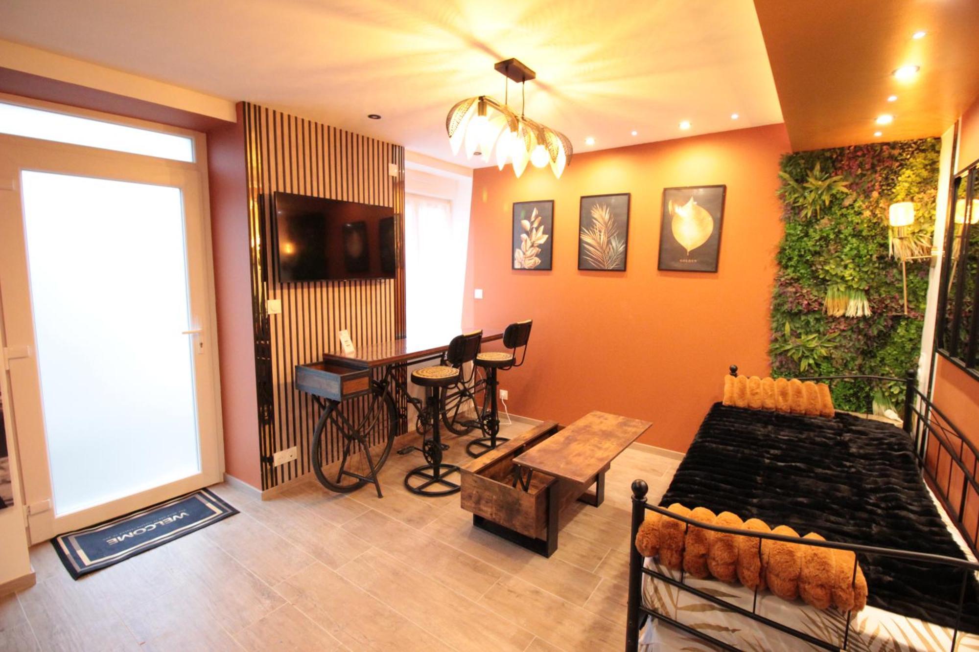 Luxury Studio, Rez De Chaussee, Parking Prive Video Surveillance, Canape Haute Qualite Convertible Couchage 2 Personnes, Centre Ville Proche, Restaurant, Boulangerie 2 Minutes A Pied, Terrasse - 800Metre Carre De Terrain - Gere Par Presta-Zen'Service 베르됭쉬르뫼즈 외부 사진