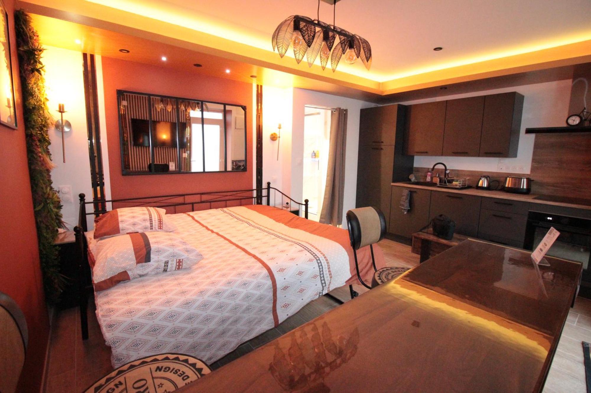 Luxury Studio, Rez De Chaussee, Parking Prive Video Surveillance, Canape Haute Qualite Convertible Couchage 2 Personnes, Centre Ville Proche, Restaurant, Boulangerie 2 Minutes A Pied, Terrasse - 800Metre Carre De Terrain - Gere Par Presta-Zen'Service 베르됭쉬르뫼즈 외부 사진