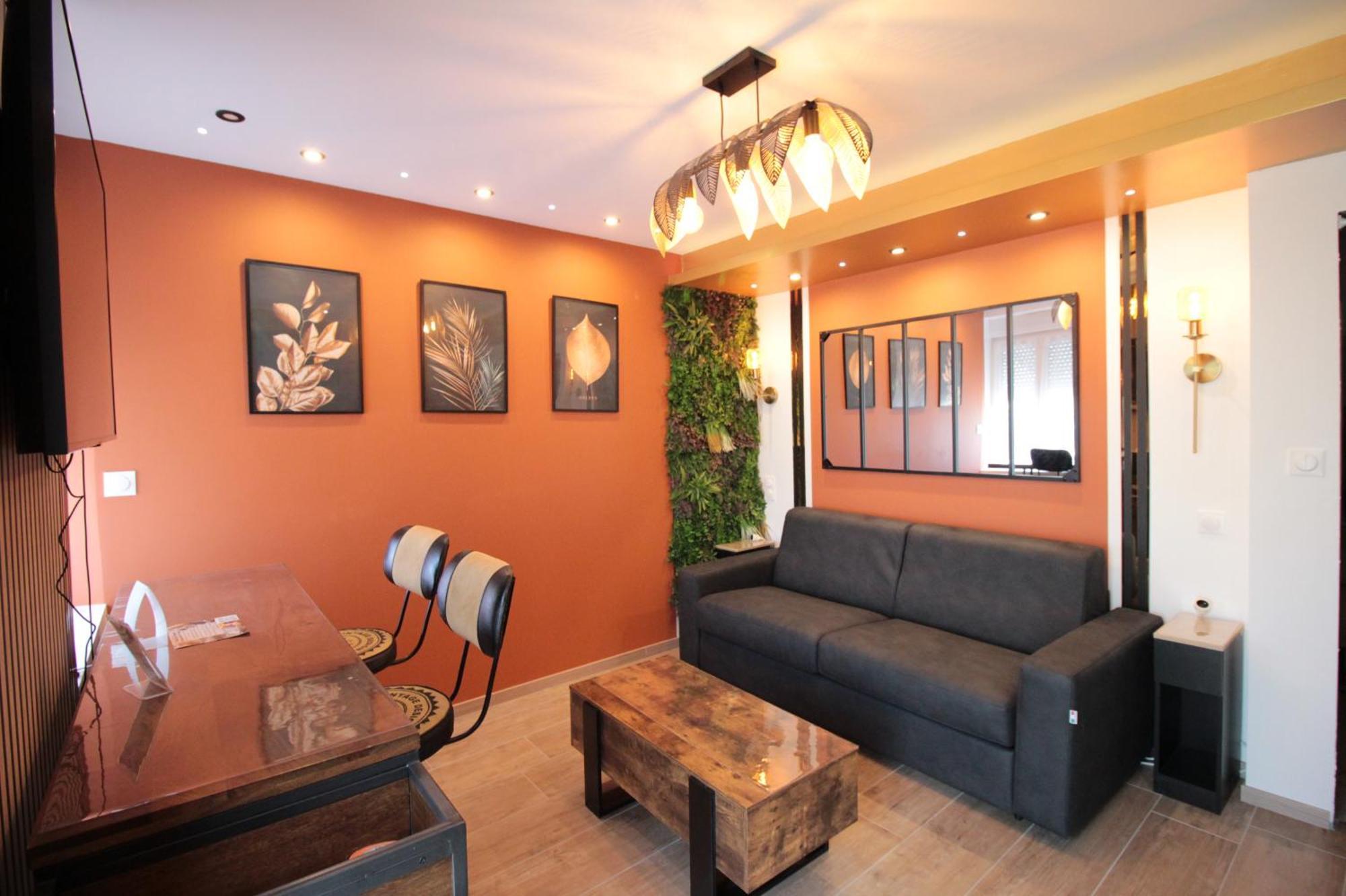 Luxury Studio, Rez De Chaussee, Parking Prive Video Surveillance, Canape Haute Qualite Convertible Couchage 2 Personnes, Centre Ville Proche, Restaurant, Boulangerie 2 Minutes A Pied, Terrasse - 800Metre Carre De Terrain - Gere Par Presta-Zen'Service 베르됭쉬르뫼즈 외부 사진